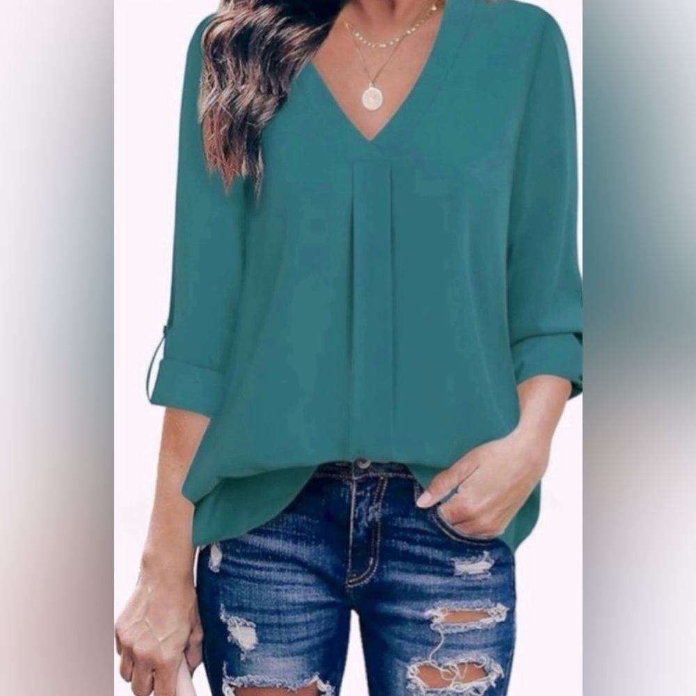 NWT Youtalia women’s Large v-neck long cuffed sleeved blue green curved hem 
top